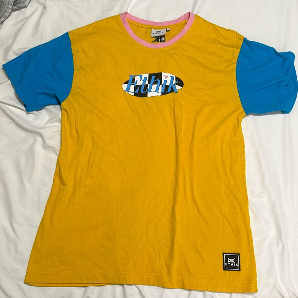 3/$40 Graphic tee medium
